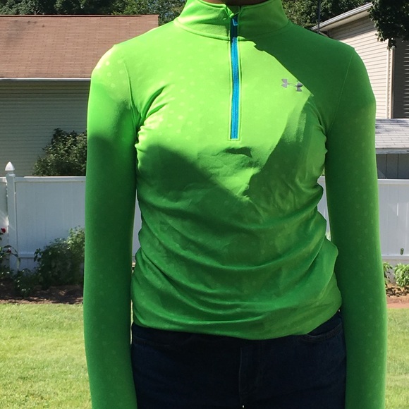 under amour shirt, long sleeves and a thumb whole - Picture 2 of 5